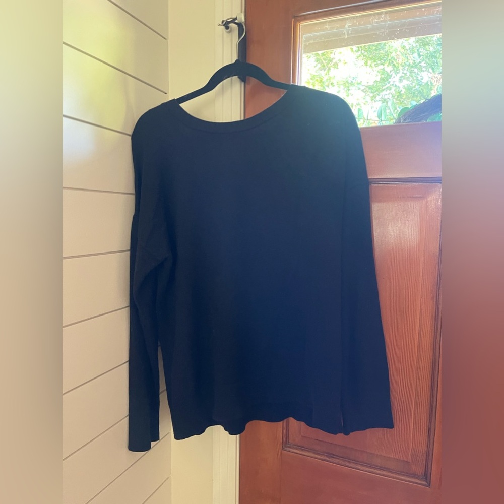 Women’s XL black crew neck sweater with cut out back